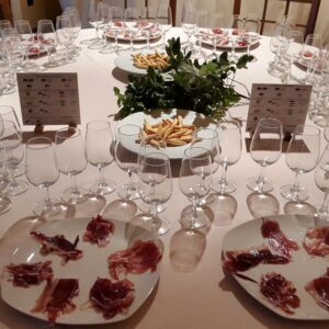 Alternative view of Tast de pernils maridat amb vins a domicili